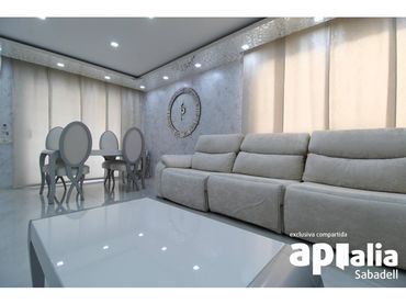 Casa con balcone in vendita a Calle Pirineus 56