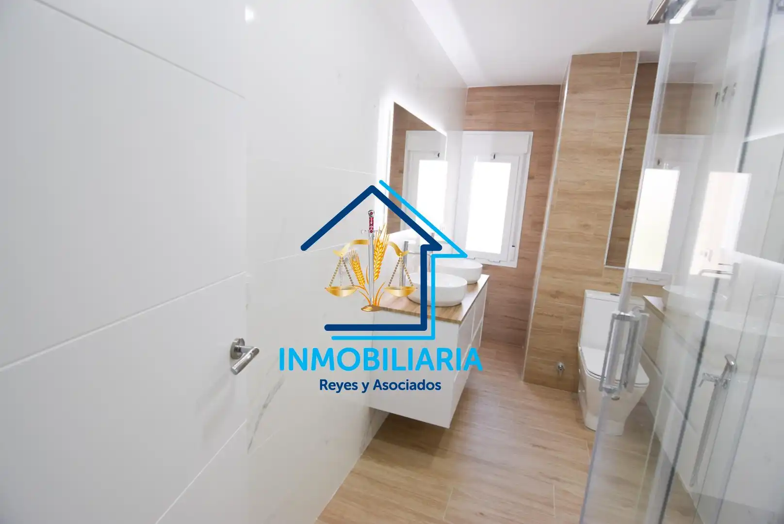 Bathroom of Flat for sale in Córdoba  with Air Conditioner and Heating