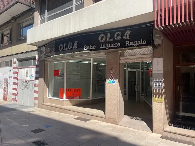 Local comercial en venda a Calle Antolin Lopez Pelaez 26