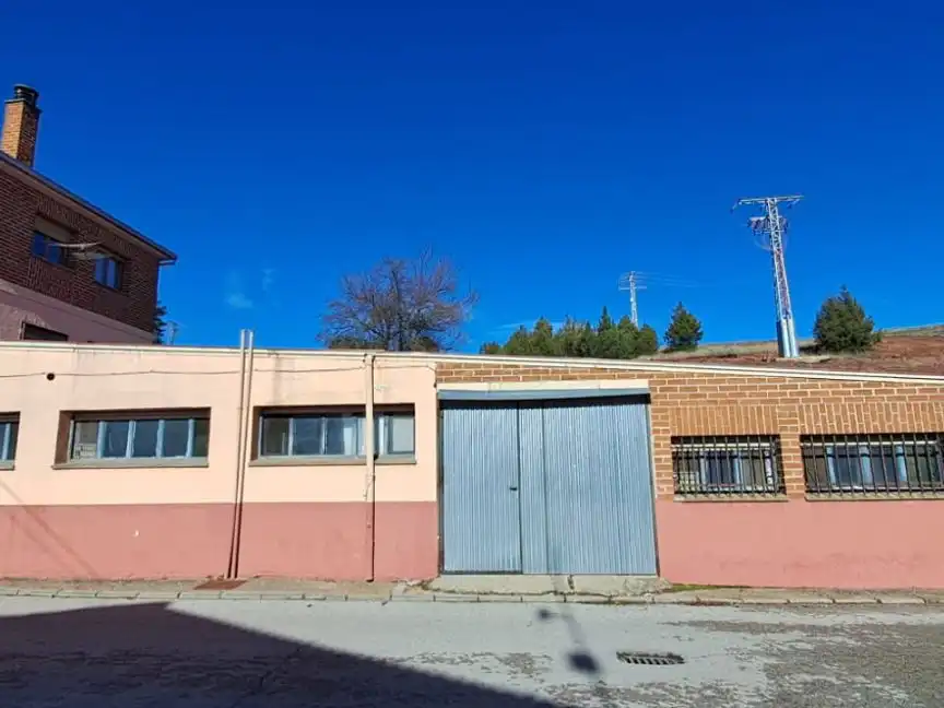 Vista exterior de Local en venta en San Leonardo de Yagüe