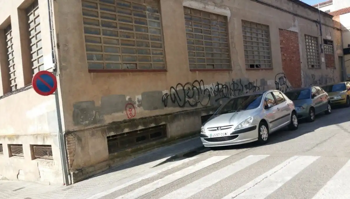 Parkplatz von Fabrikhallen zum Verkauf in Manresa