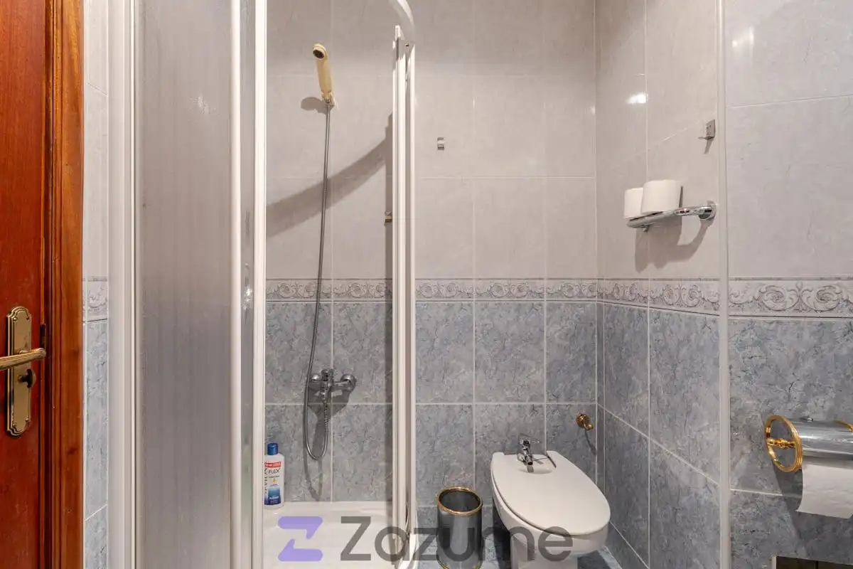Bathroom of Flat for rent in Madrid  with Heating, Furnished and Washing machine