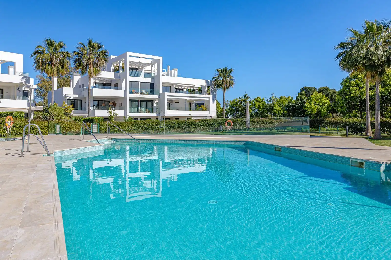 Vista exterior de Apartament en venda en Benahavís amb Jardí privat, Terrassa i Traster