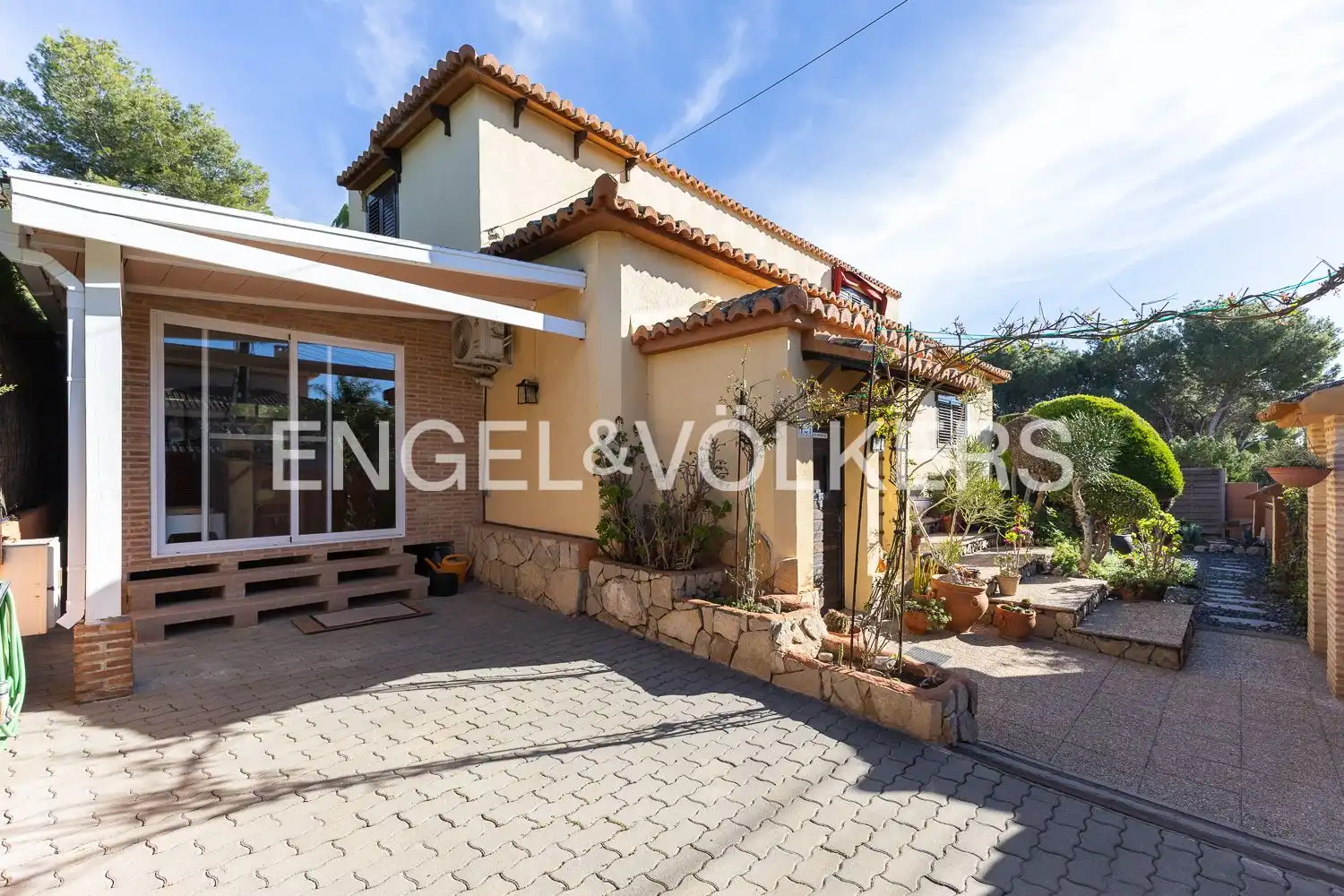 Vista exterior de Casa o xalet en venda en Riba-roja de Túria amb Aire condicionat, Calefacció i Jardí privat