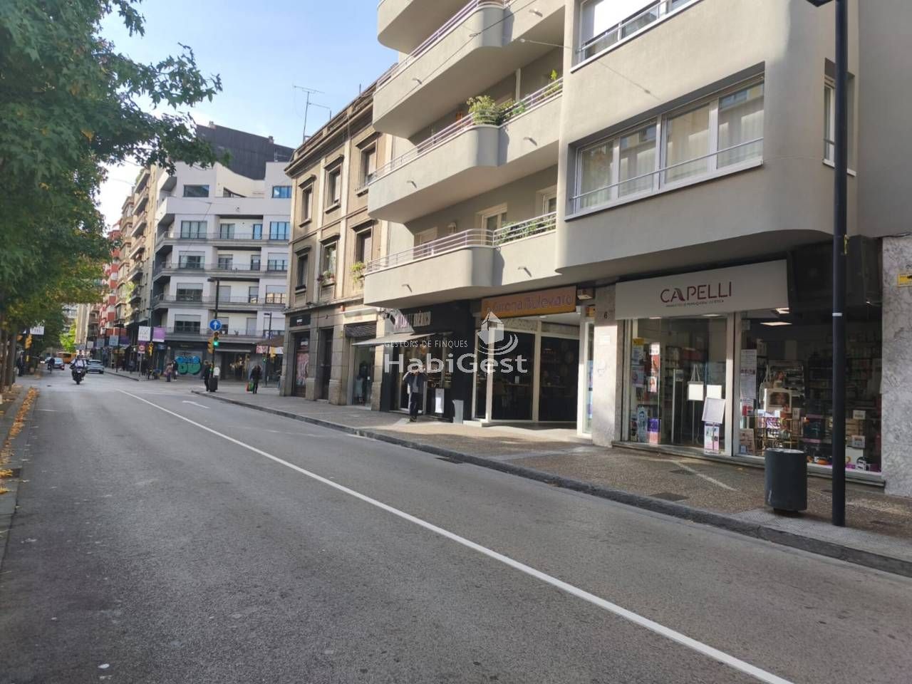 Vista exterior de Local en venda en Girona Capital