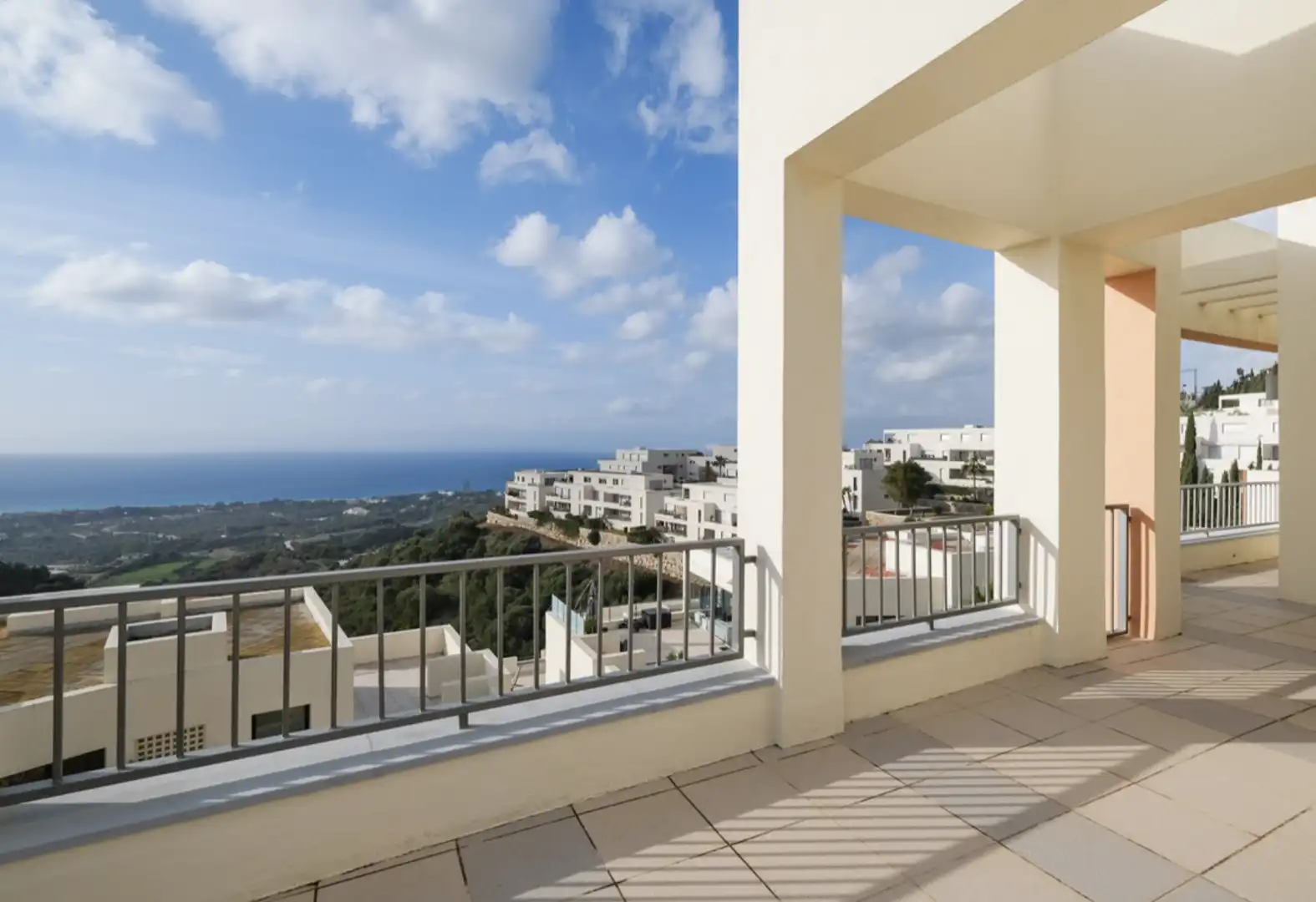 Dúplex con piscina en venta en Urbanizacion los Altos de los Monteros 11