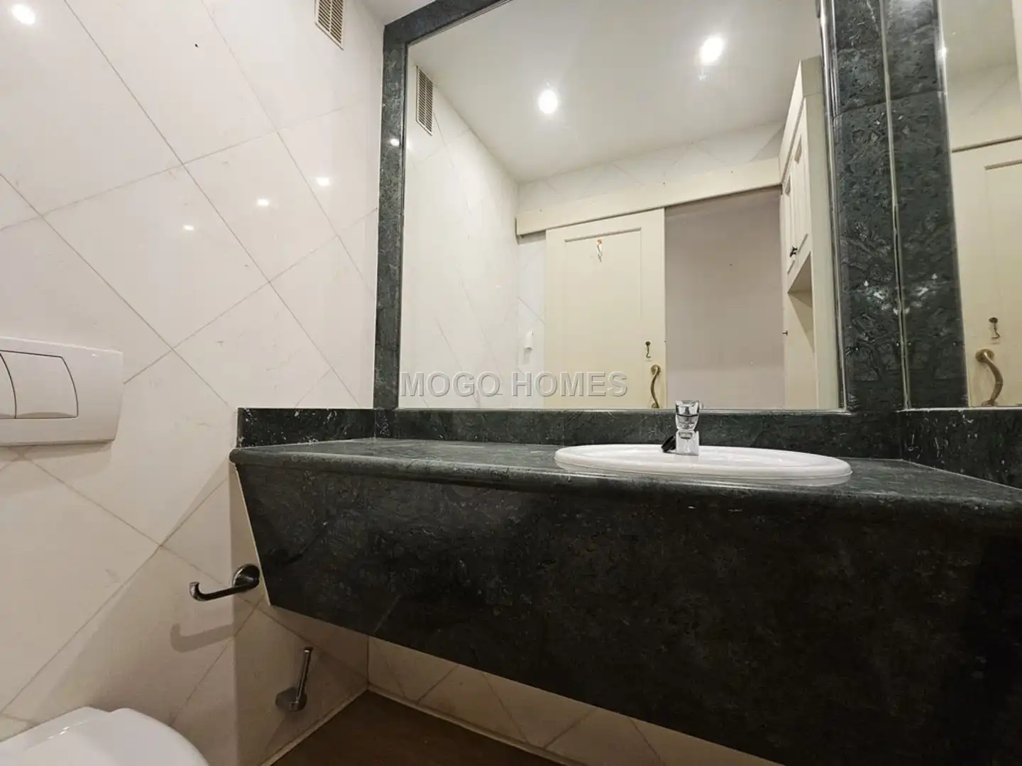 Bathroom of Attic for sale in  Palma de Mallorca  with Air Conditioner, Parquet flooring and Terrace