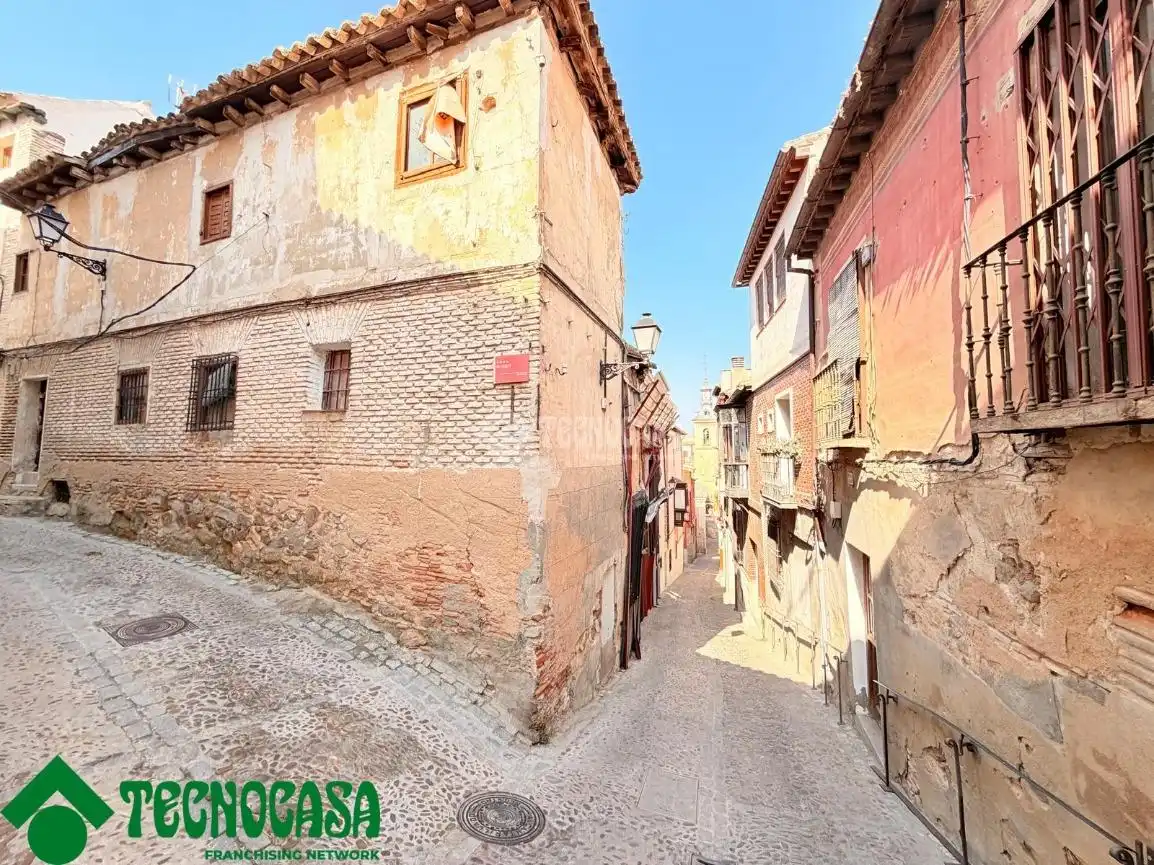 Vista exterior de Casa adosada en venda en Toledo amb Terrassa i Balcó