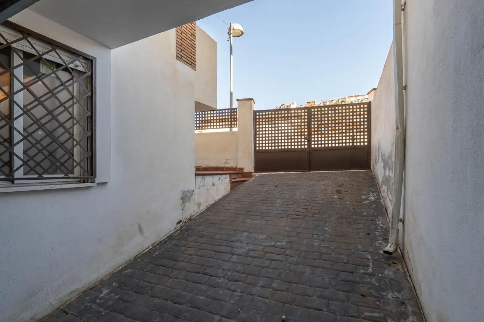 Vista exterior de Casa adosada en venta en Cenes de la Vega con Aire acondicionado, Calefacción y Jardín privado