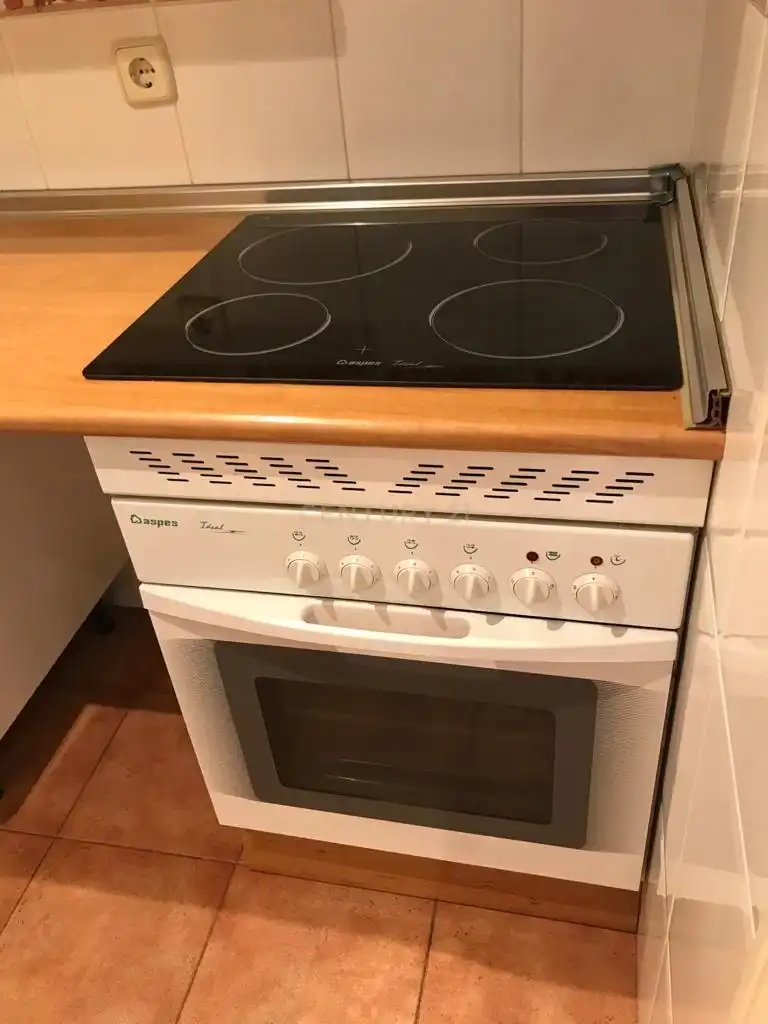 Cuina de Apartament de lloguer en Madrid amb Aire condicionat, Forn i Rentadora
