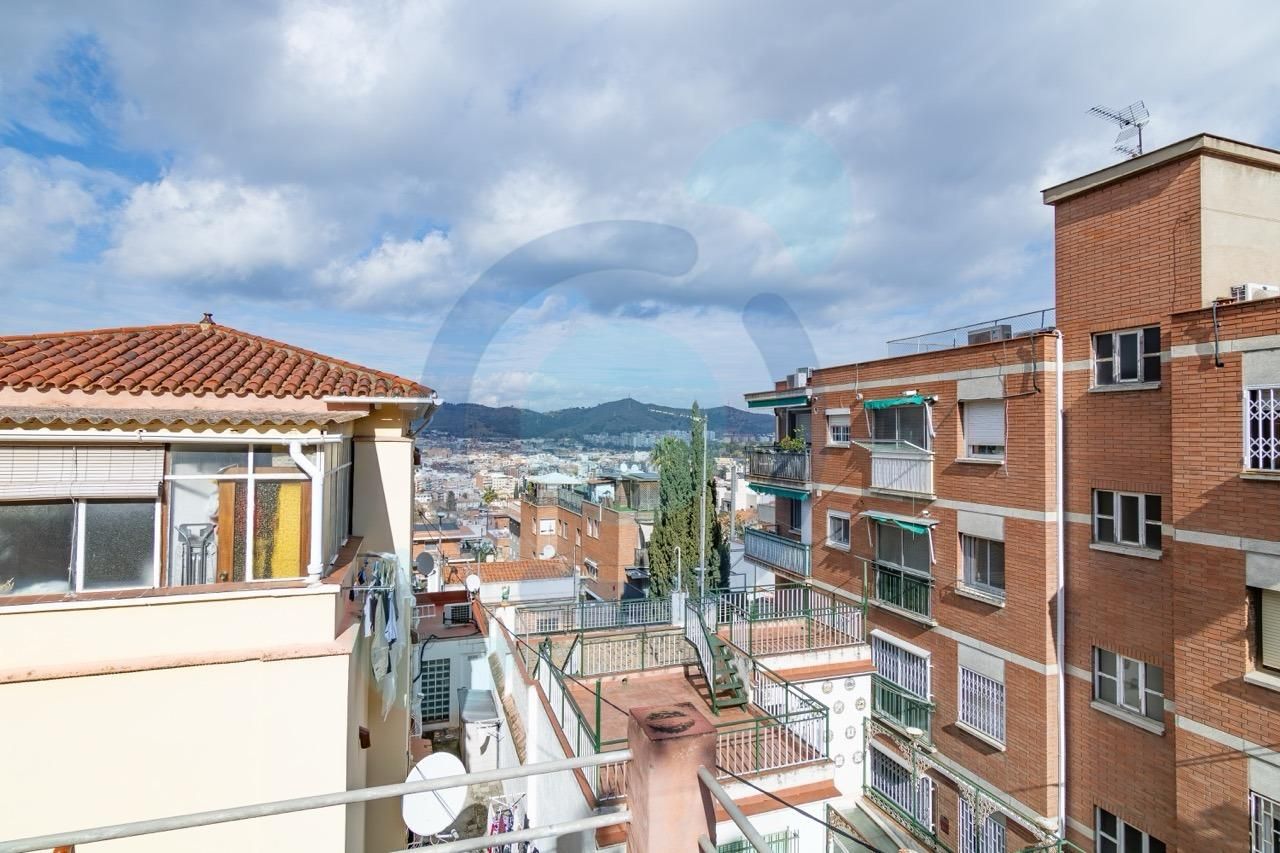 Vista exterior de Casa o xalet en venda en  Barcelona Capital amb Calefacció, Terrassa i Traster