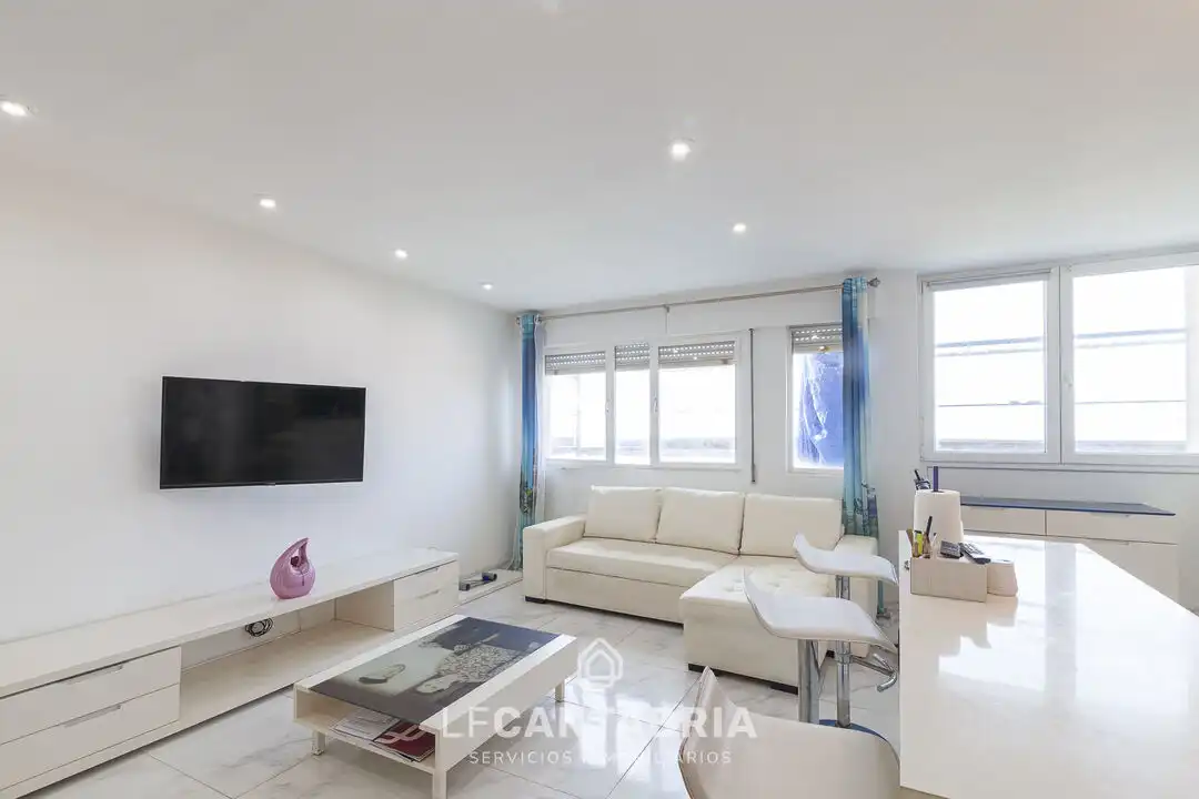 Sala d'estar de Dúplex en venda en Miengo amb Calefacció i Traster