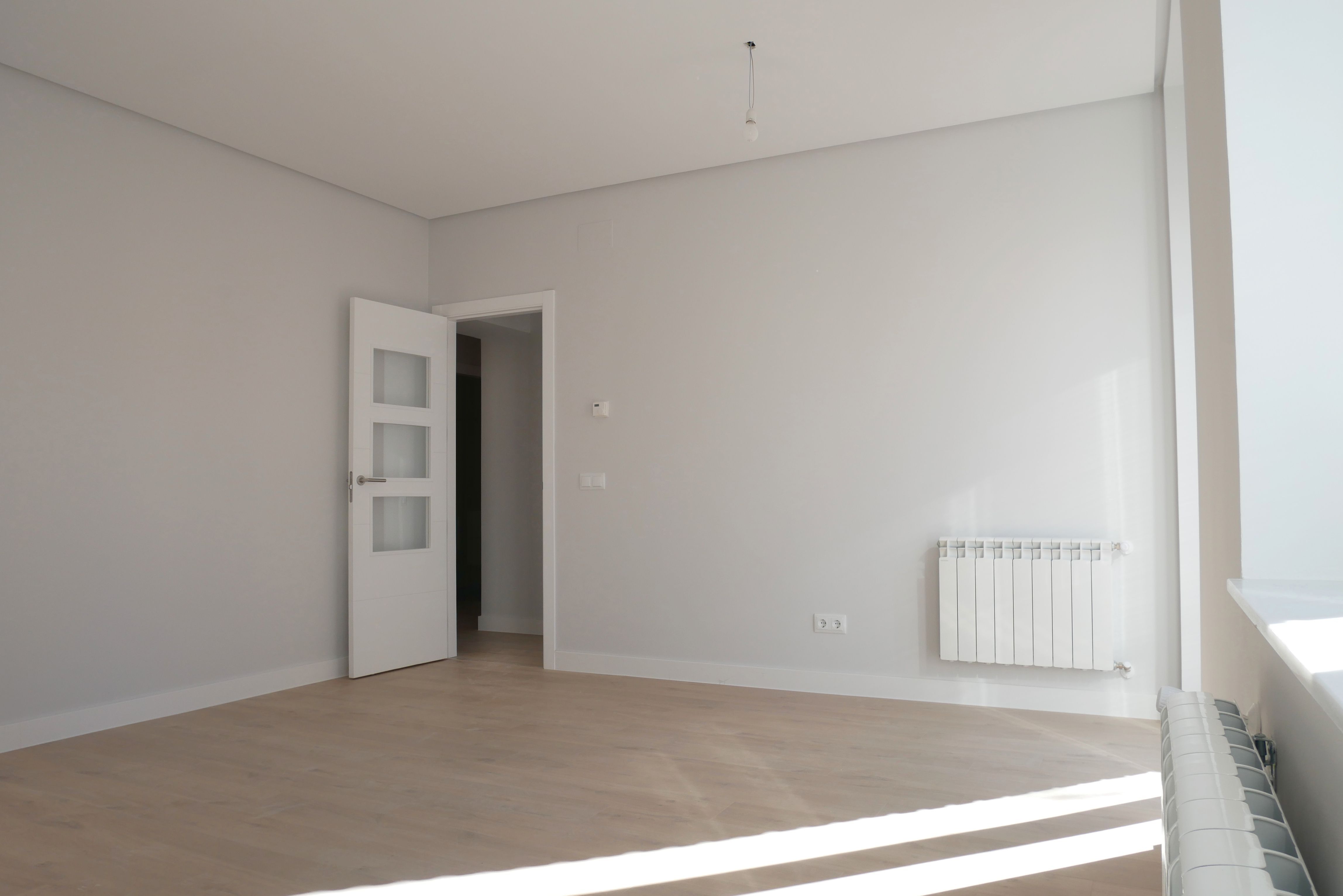 Schlafzimmer von Wohnung zur Miete in  Madrid Capital mit Parkett, Ofen und Balkon