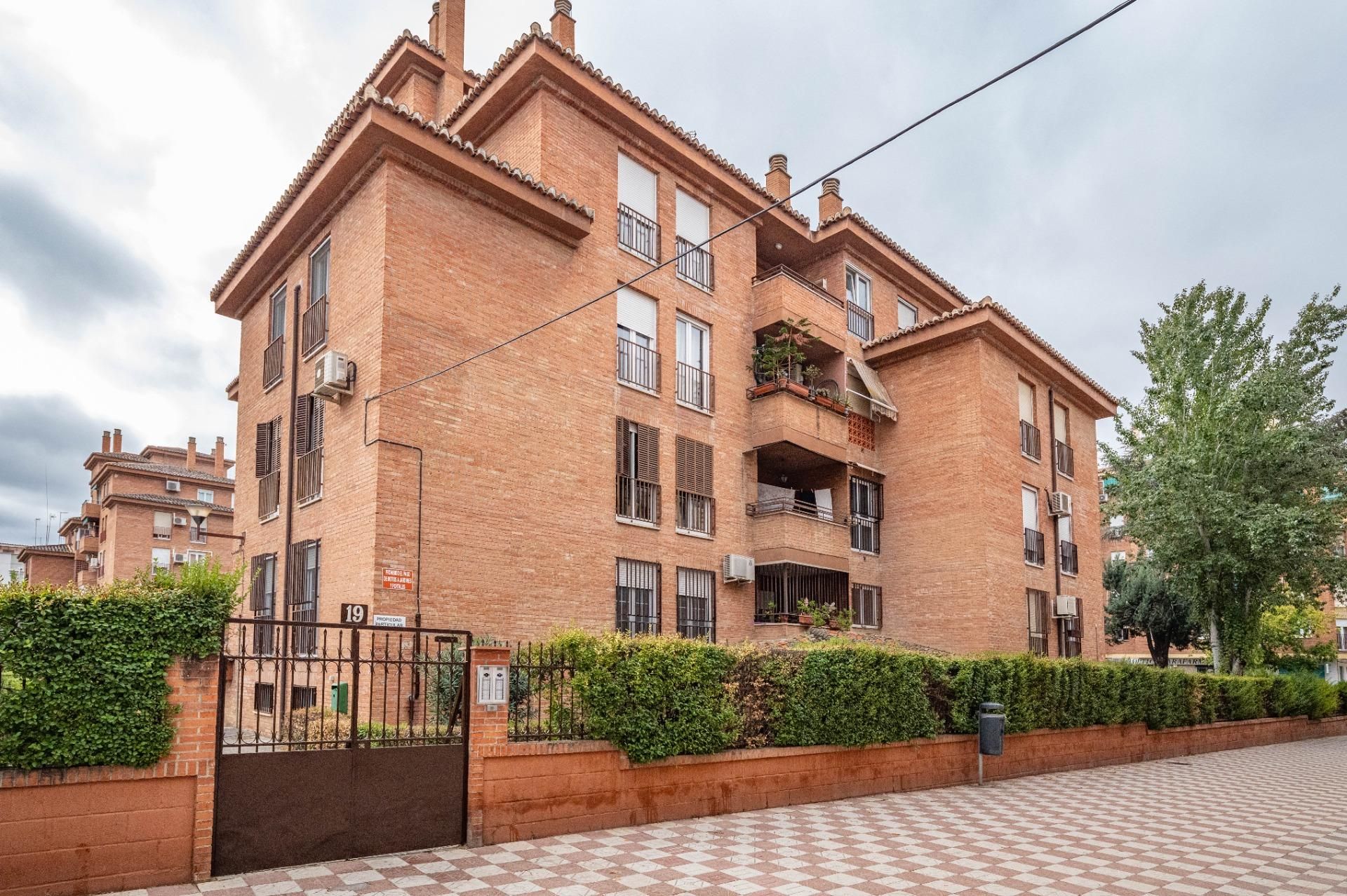 Vista exterior de Piso en venta en  Granada Capital con Aire acondicionado, Calefacción y Jardín privado