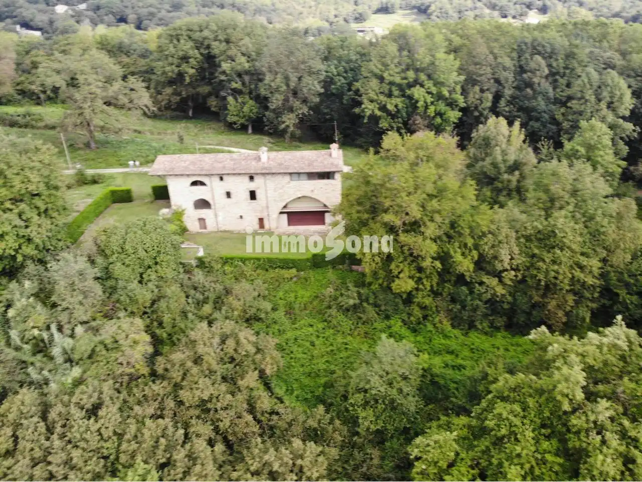 Finca rústica en venda en La Vall d'en Bas amb Calefacció, Jardí privat i Alarma