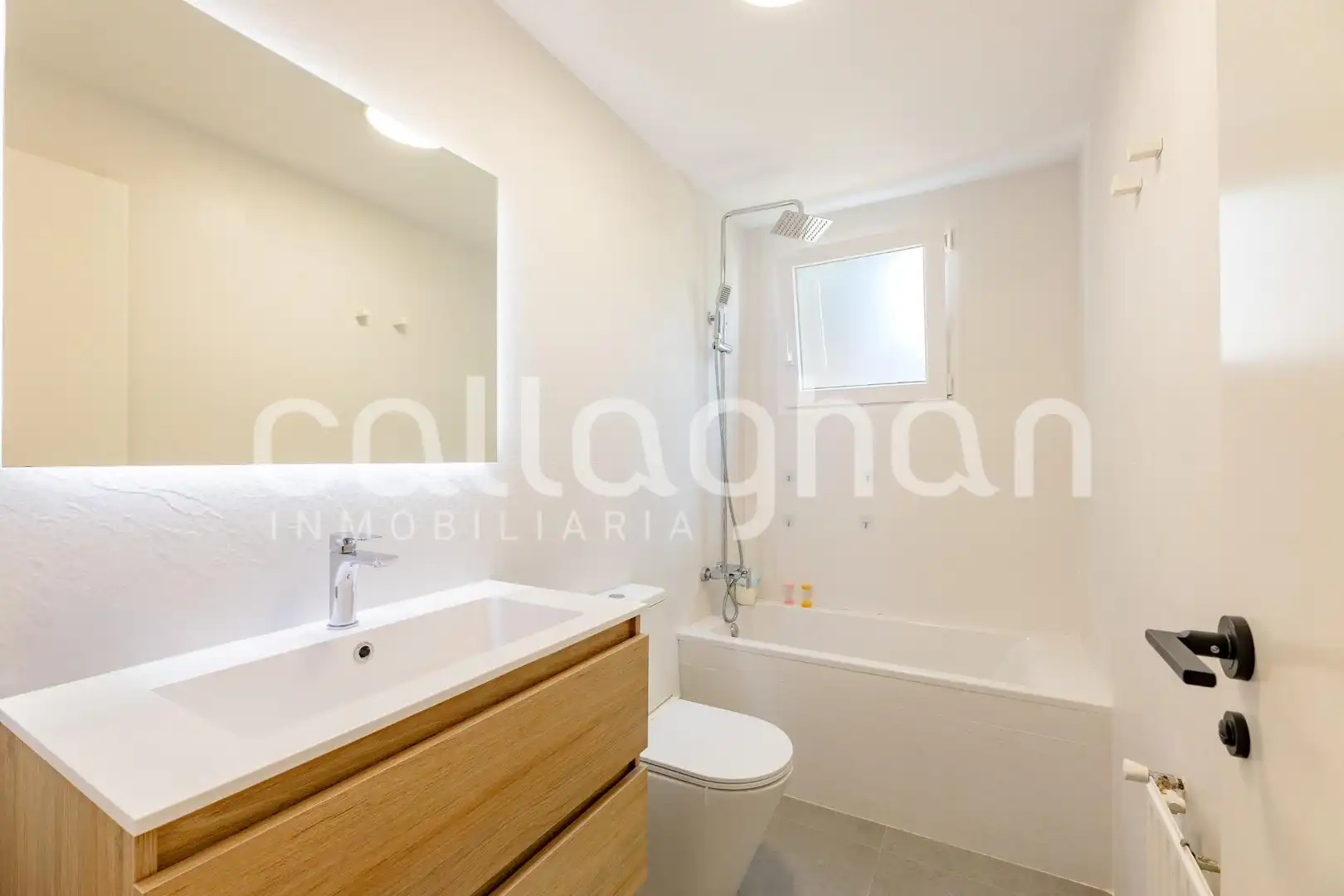 Baño de Casa adosada en venta en Godella con Aire acondicionado, Calefacción y Jardín privado