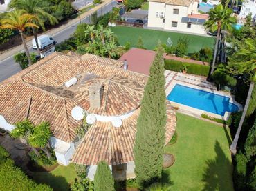 Xalet amb jardí en venda a Nueva Andalucía