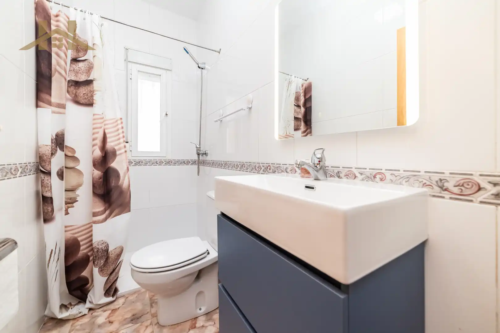 Baño de Casa adosada en venta en Villa del Prado con Aire acondicionado, Jardín privado y Piscina