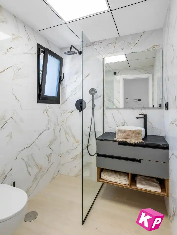 Baño de Piso en venta en Guardamar del Segura con Aire acondicionado, Jardín privado y Terraza