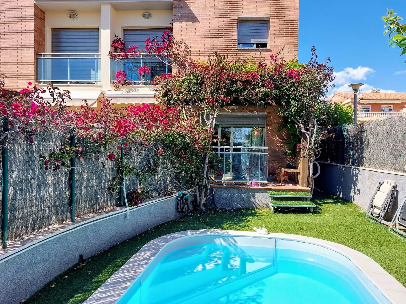 Piscina de Casa adosada en venda en El Vendrell amb Calefacció, Jardí privat i Terrassa