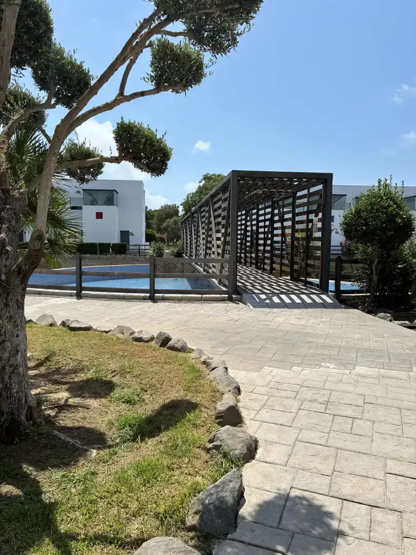 Terraza de Dúplex de alquiler en Rota con Aire acondicionado, Jardín privado y Piscina
