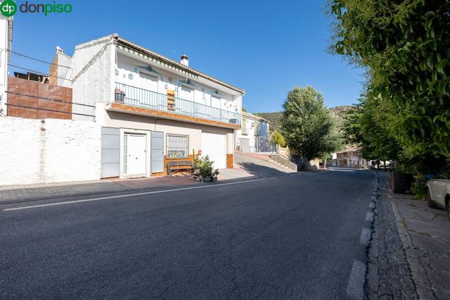Casa-chalet en Venta en  Calle Granada en Benalúa de las Villas