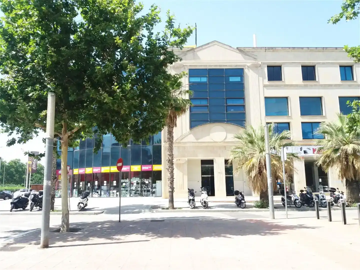 Vista exterior de Local de alquiler en Cornellà de Llobregat con Aire acondicionado
