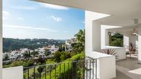 Vista exterior de Apartament en venda en Benahavís amb Aire condicionat, Calefacció i Terrassa