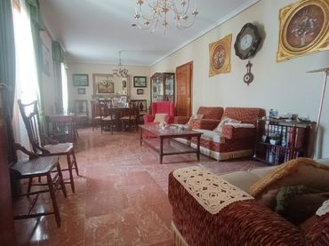 Casa amb balcó en venda a Membrilla