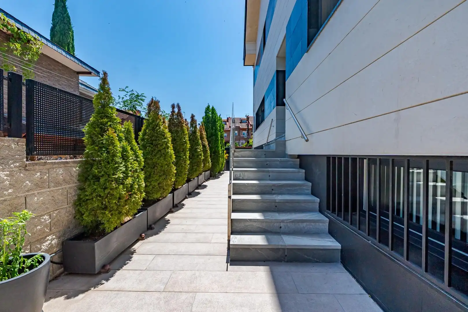 Vista exterior de Casa adosada en venta en Pozuelo de Alarcón con Aire acondicionado, Calefacción y Piscina