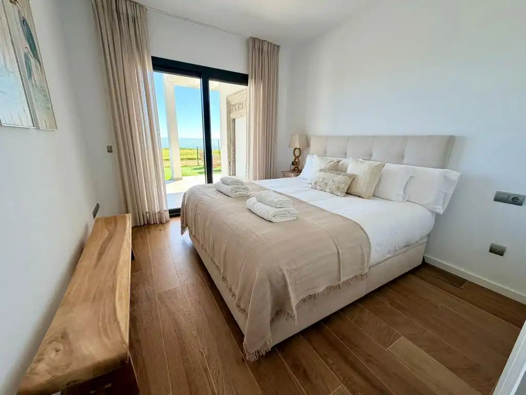 Schlafzimmer von Wohnung zur Miete in La Alcaidesa mit Klimaanlage, Heizung und Privatgarten