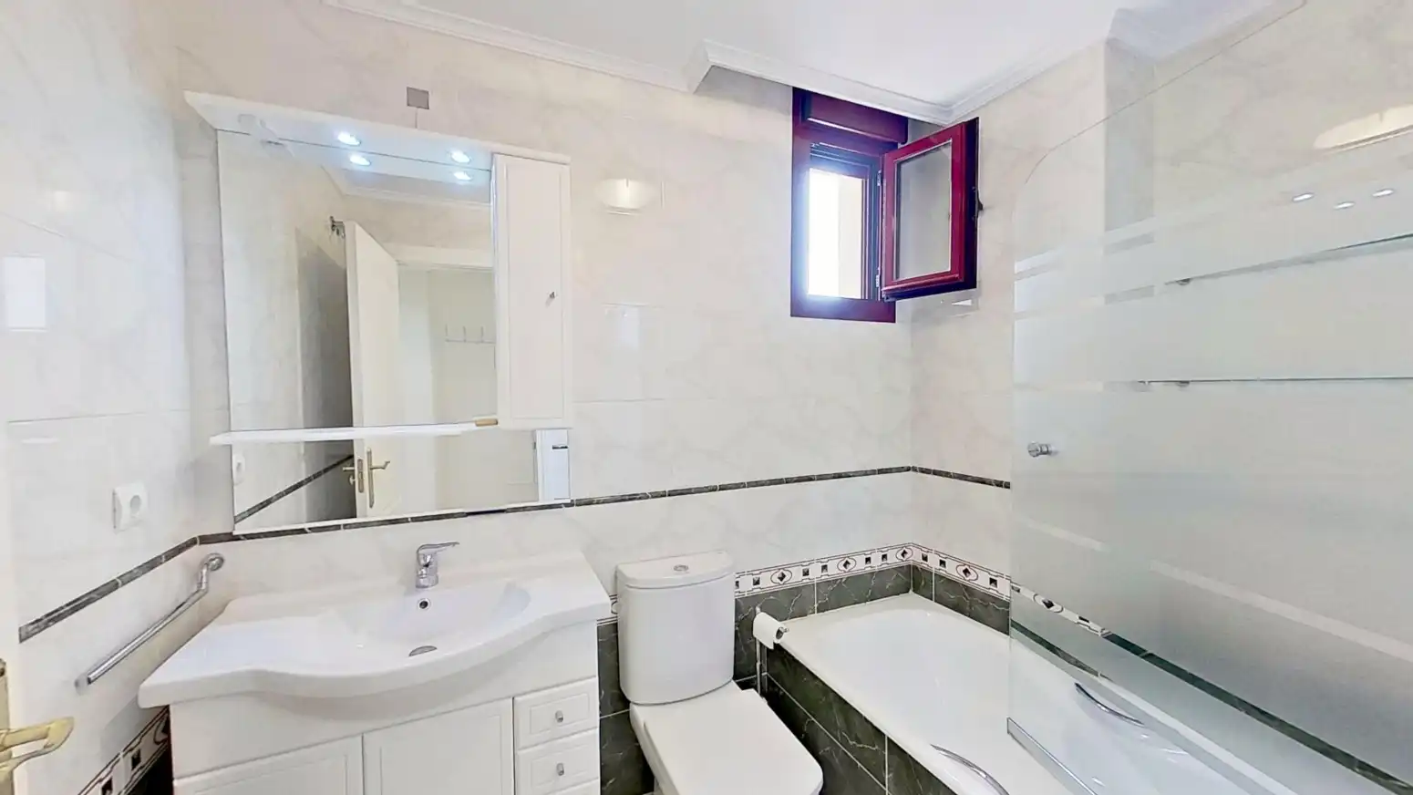 Baño de Ático en venta en Santander con Calefacción, Jardín privado y Parquet