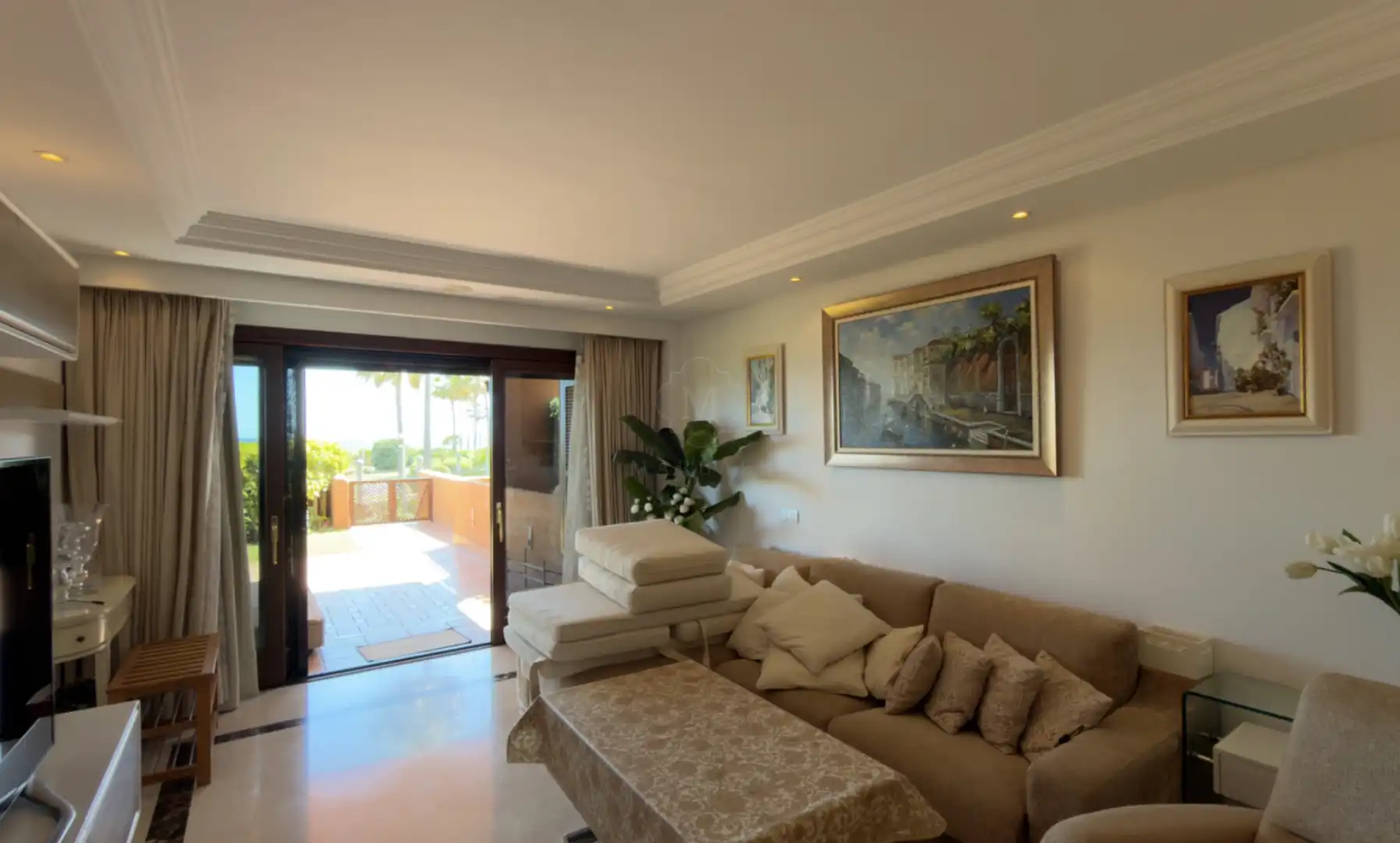 Sala d'estar de Planta baixa en venda en Estepona amb Aire condicionat, Jardí privat i Terrassa