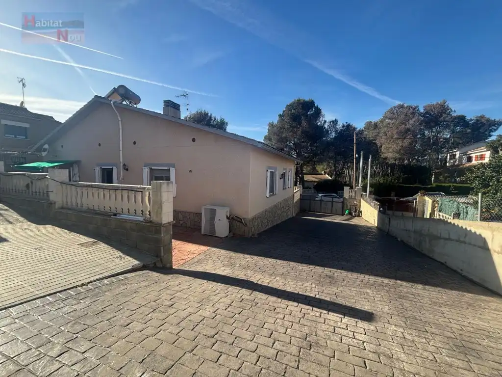 Exterior view of Houses for sale in La Bisbal del Penedès  with Oven and Microwave