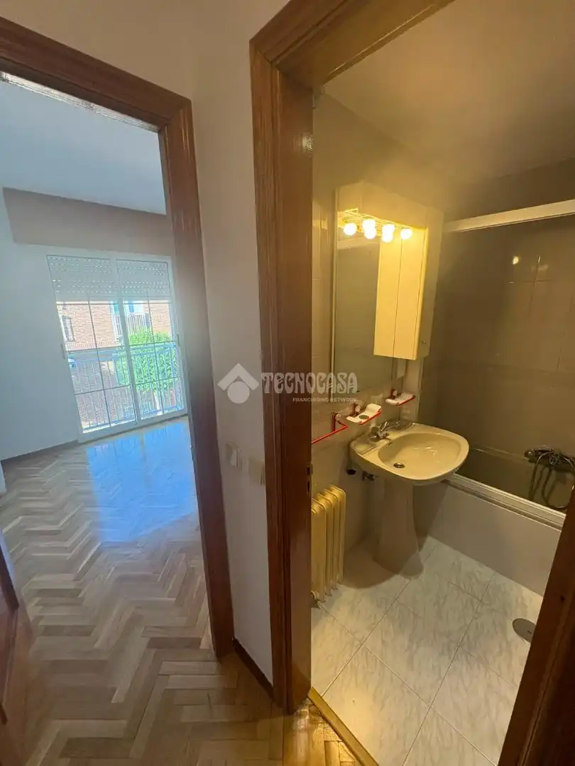 Dormitori de Casa adosada en venda en Valladolid amb Calefacció i Parquet