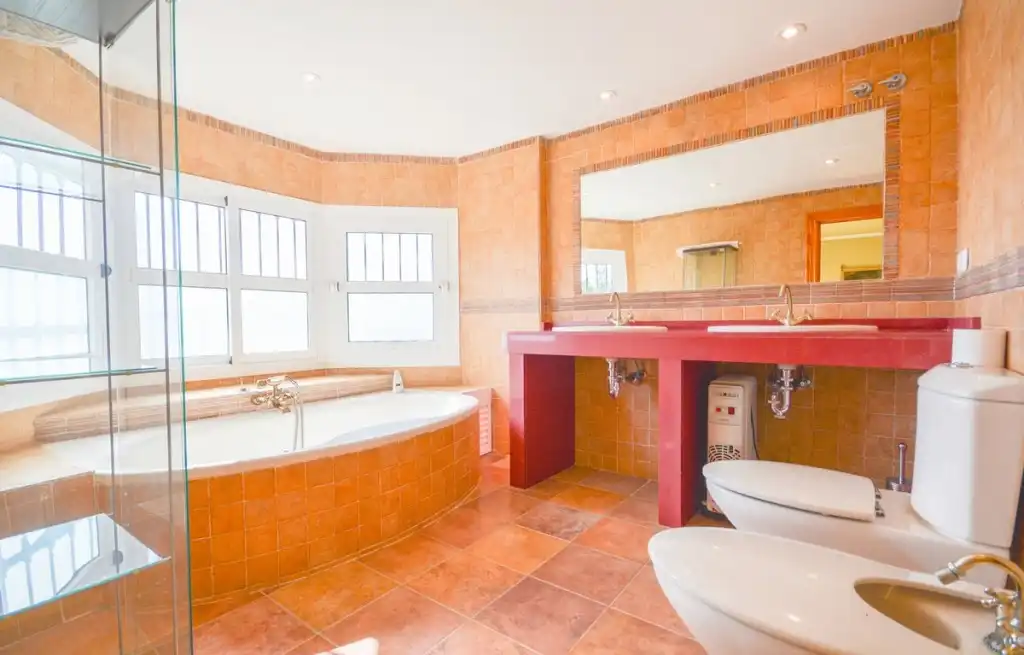 Bathroom of Houses for sale in Benalmádena  with Air Conditioner, Private garden and Terrace