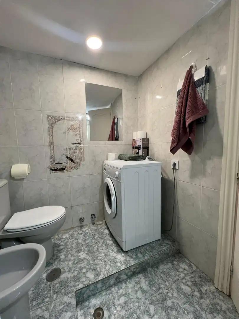 Badezimmer von Wohnungen zur Miete in Fuengirola mit Klimaanlage, Terrasse und Gemeinschaftspool