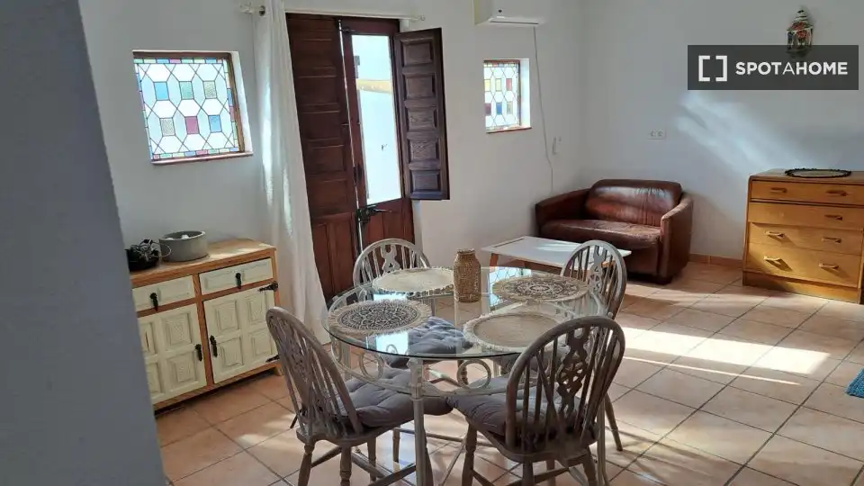 Comedor de Apartamento para compartir en Villanueva del Trabuco con Aire acondicionado, Terraza y Amueblado