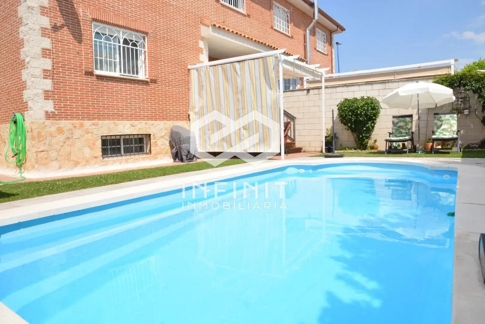 Piscina de Casa adosada en venda en Torrejón del Rey amb Calefacció, Jardí privat i Terrassa