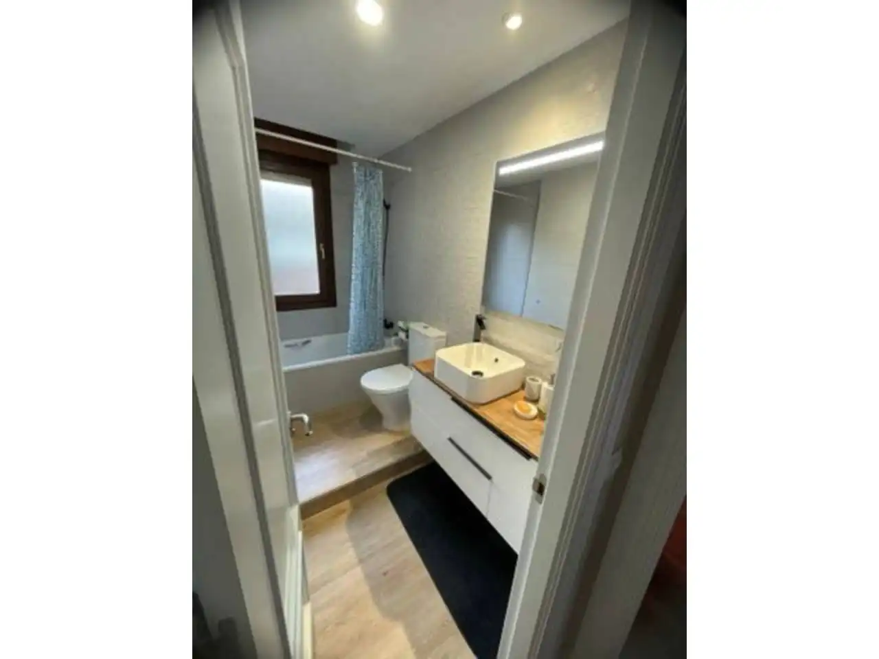 Badezimmer von Dachboden zur Miete in Oviedo  mit Heizung, Parkett und Terrasse