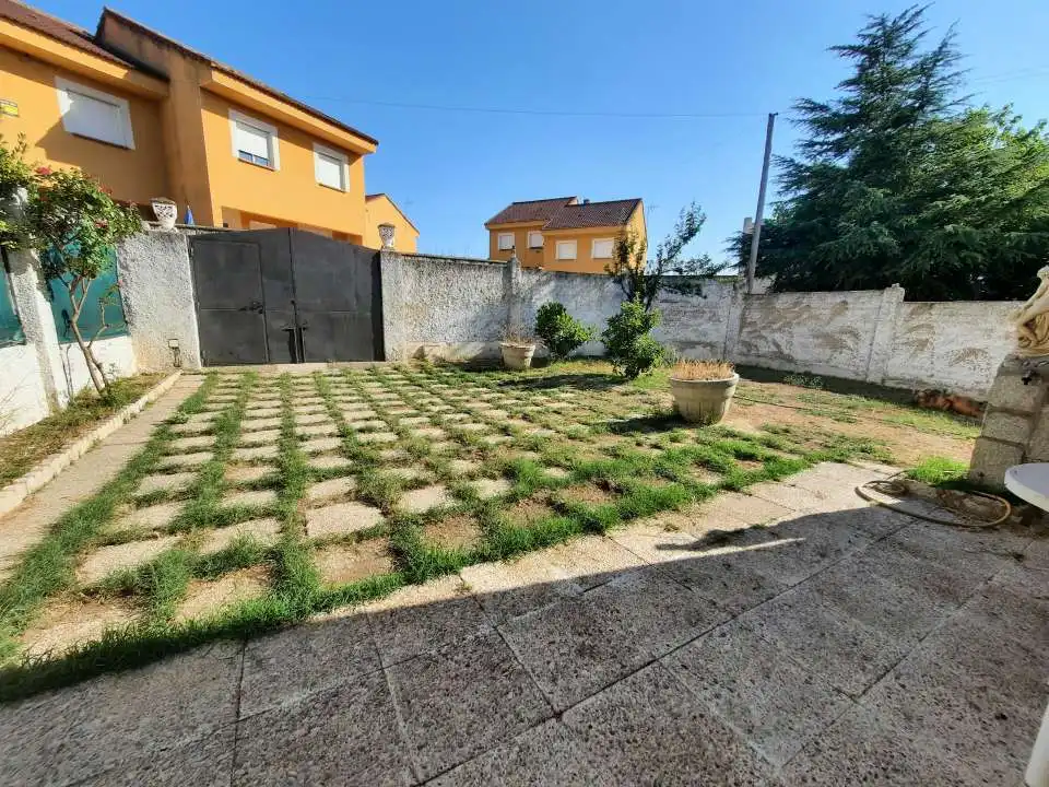 Casa adosada en venta en Hormigos
