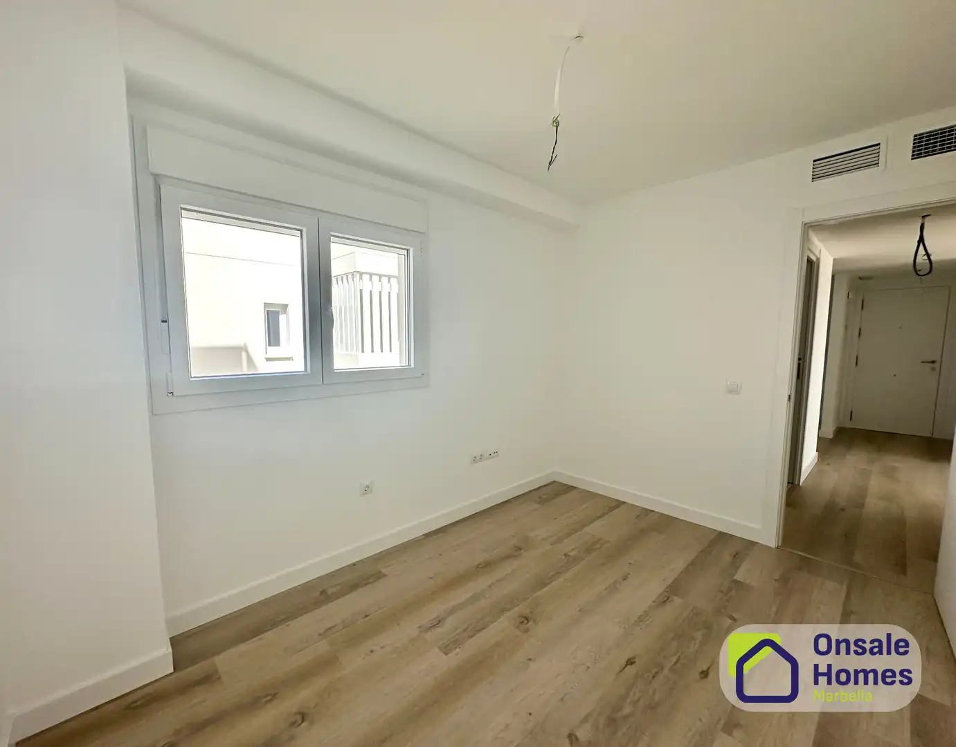 Schlafzimmer von Dachboden zur Miete in Marbella mit Klimaanlage, Terrasse und Abstellraum