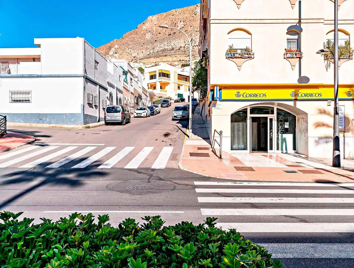 Vista exterior de Casa adosada en venda en Roquetas de Mar amb Jardí privat, Terrassa i Traster