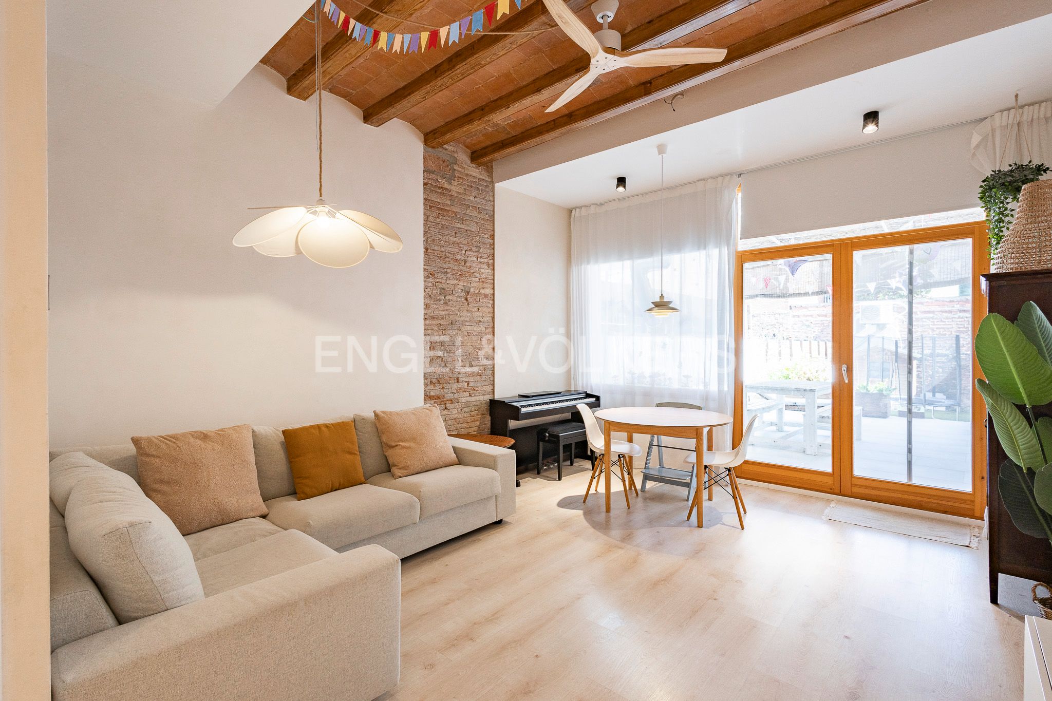 Sala d'estar de Casa o xalet en venda en Sant Boi de Llobregat amb Aire condicionat, Calefacció i Jardí privat