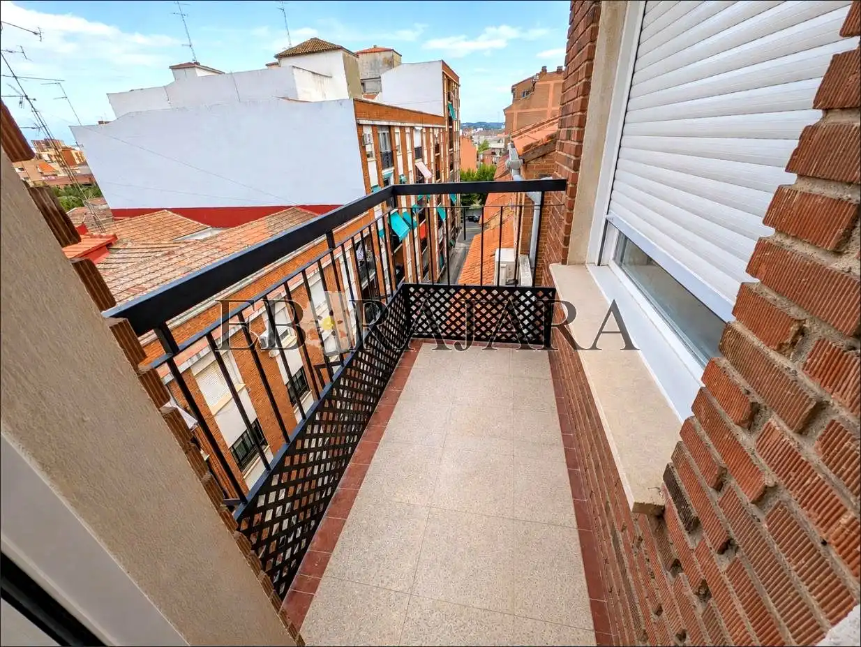 Vista exterior de Piso de alquiler en Tres Olivos - La Piedad