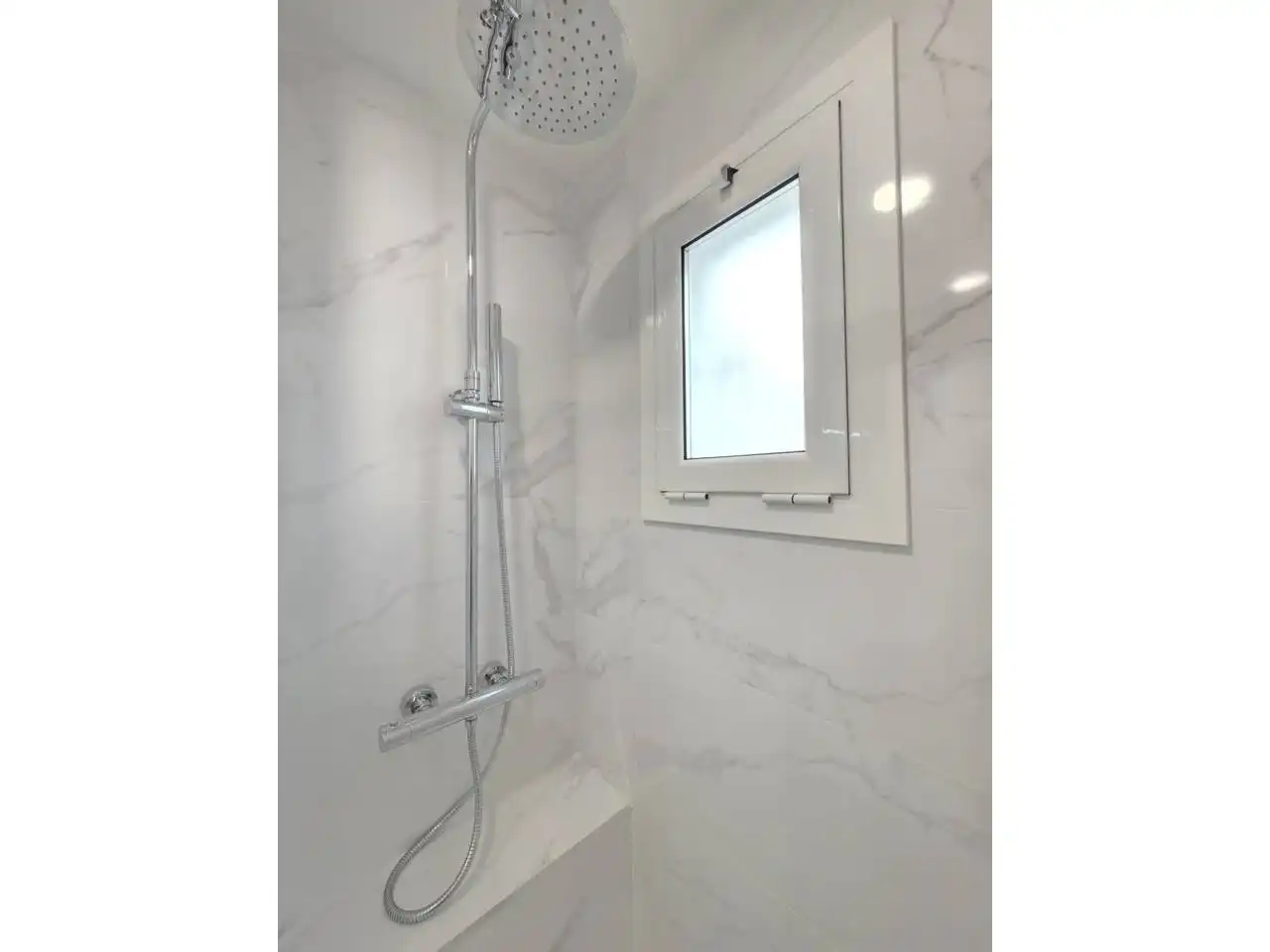 Badezimmer von Dachboden zum Verkauf in Barcelona mit Klimaanlage, Heizung und Parkett