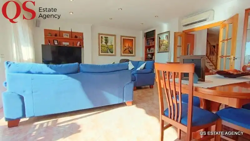 Sala de estar de Casa adosada en venta en Pineda de Mar con Aire acondicionado, Calefacción y Terraza