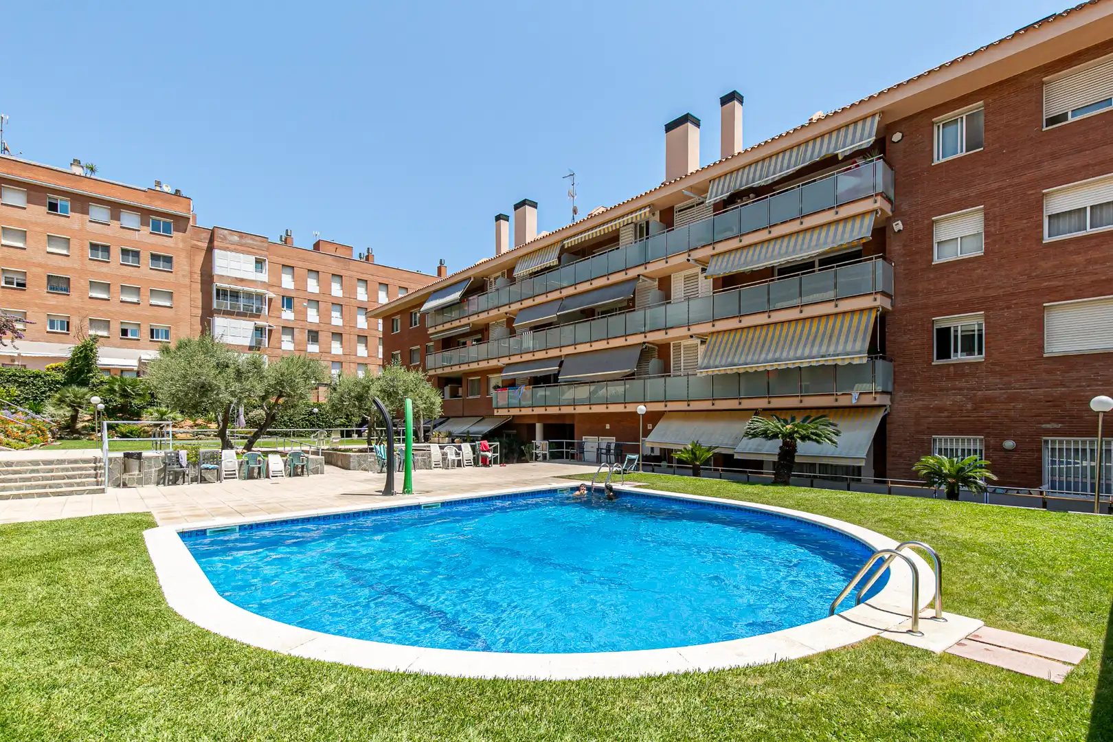 Piscina de Dúplex en venta en Sant Feliu de Llobregat con Aire acondicionado, Terraza y Piscina comunitaria