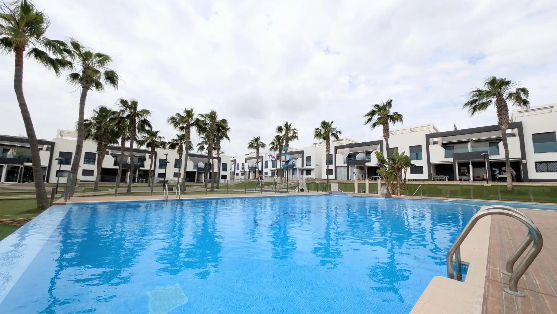 Piscina de Piso en venta en Orihuela con Aire acondicionado, Terraza y Trastero