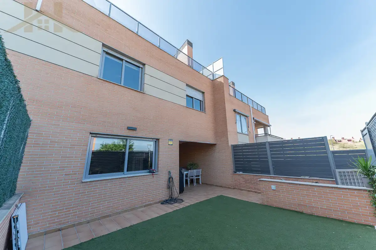 Exterior view of Detached homes for sale in Arroyomolinos (Madrid)  with Air Conditioner, Private garden and Terrace